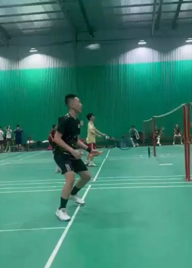 Quang trong một trận cầu lông tại câu lạc bộ