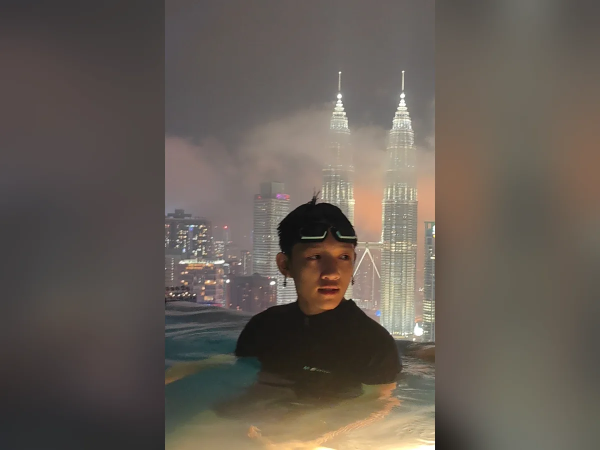 Quang trong bể bơi trên tầng cao, phía sau là tháp đôi Petronas